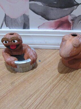 KERMIT & The Grouch Muppets Cia Pet duo will try to find boxes. CUTE!